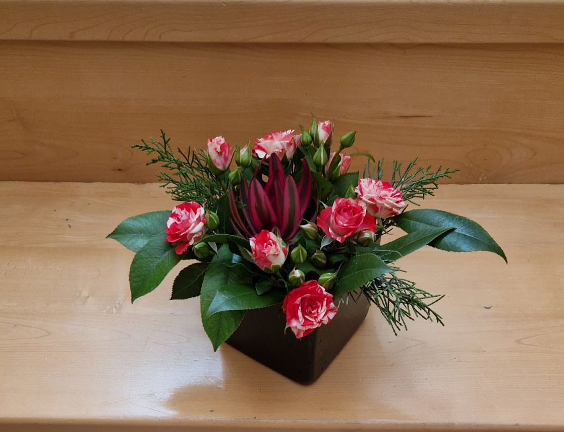 aranjament floral mic cu trandafiri si amaryllis