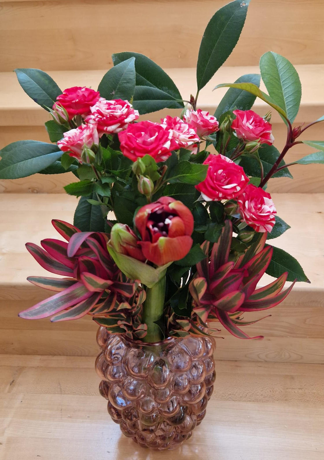 aranjament floral mediu cu trandafiri si amaryllis